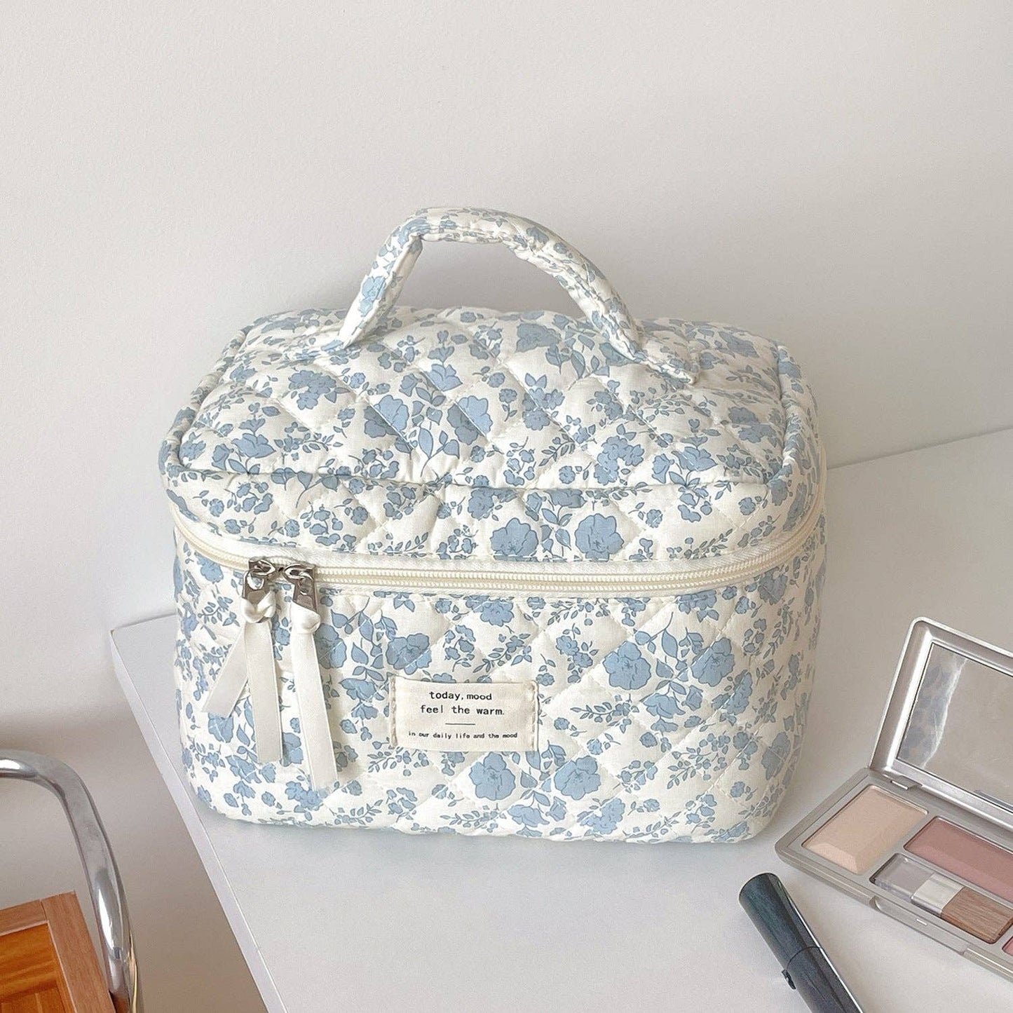 Blue Flower Simple Large Capacity Make Up Bag DP25A551